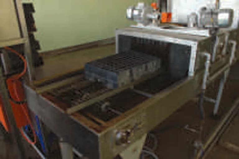 Automated nursery plantlet cell-tray filling machine.